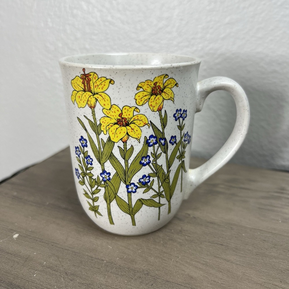 Vintage Yellow Day Lilly Wildflower Stoneware Coffee Mug Cup Japan 1970s‎